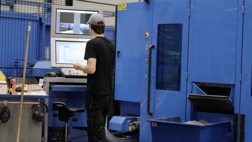 Kombinerad laserskärning och stansning av plåt