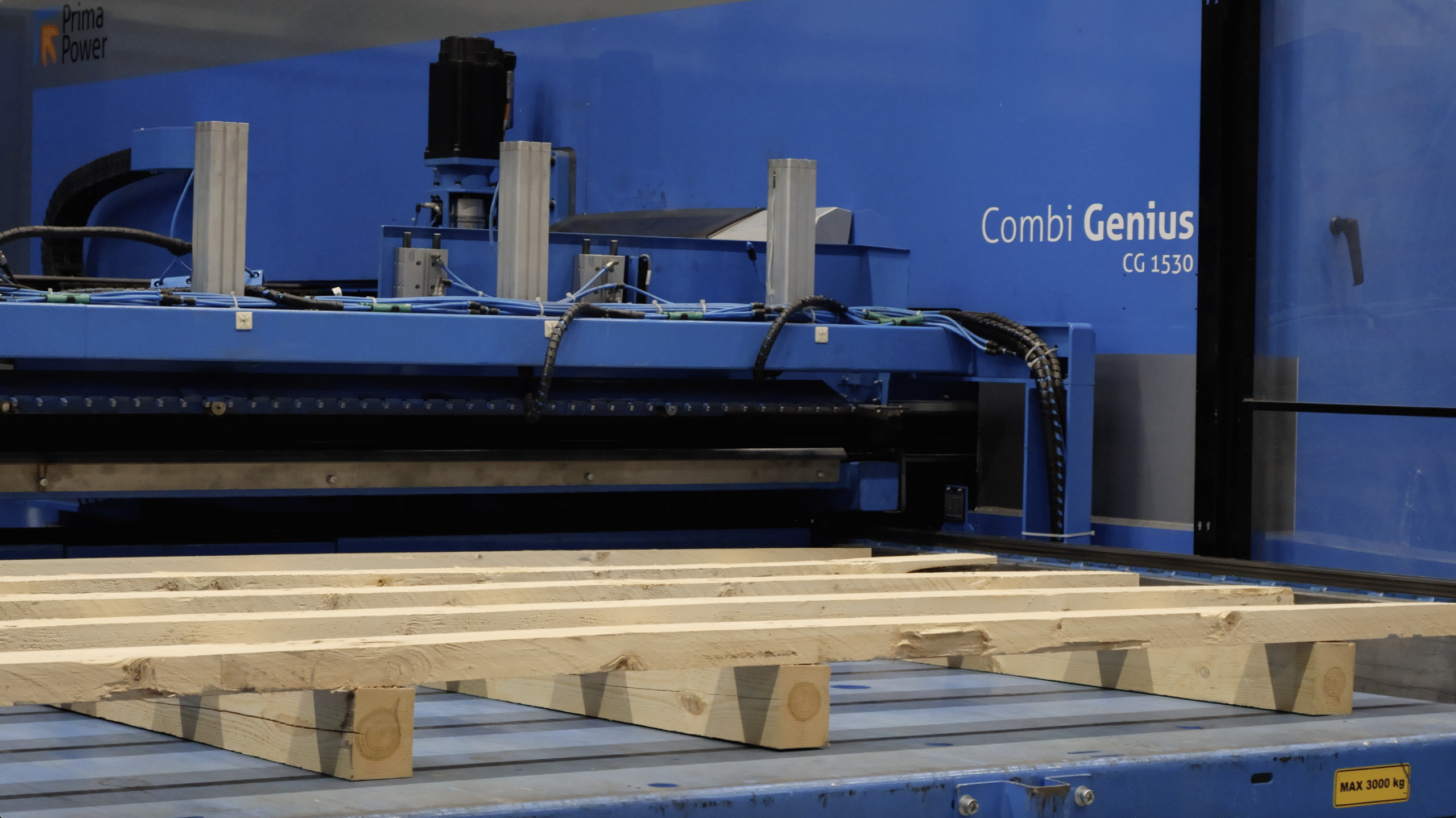 automatiserad laserskärning och stansning